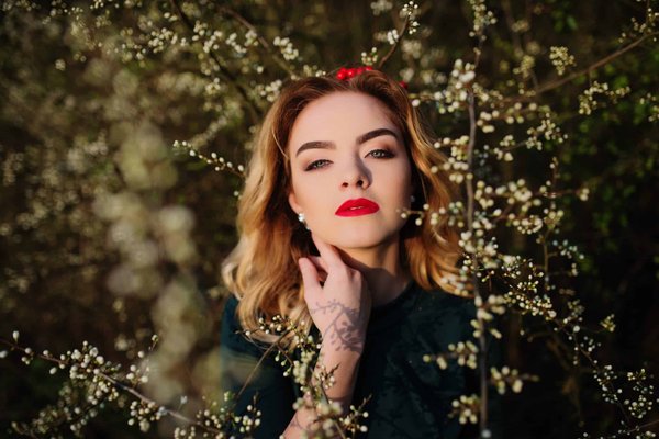 What Are the Most Elegant Ways to Use a Silk Bandana as a Hair Accessory for the Office?